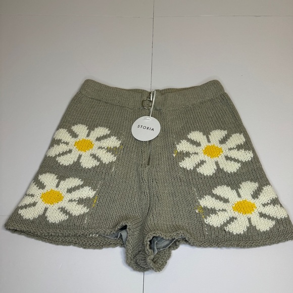 Storia Knit Daisy Shorts Large Gray White Yellow Floral High Waisted Lined NWT - Picture 1 of 8